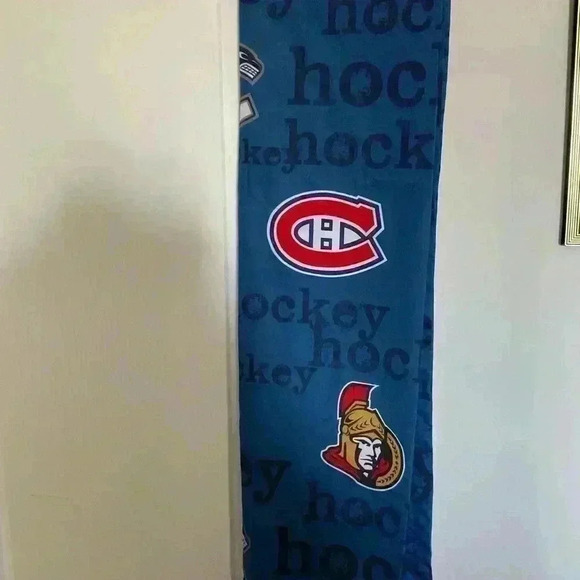 HOCKEY themed 2X window panel and 2X pillow cases - Picture 4 of 5